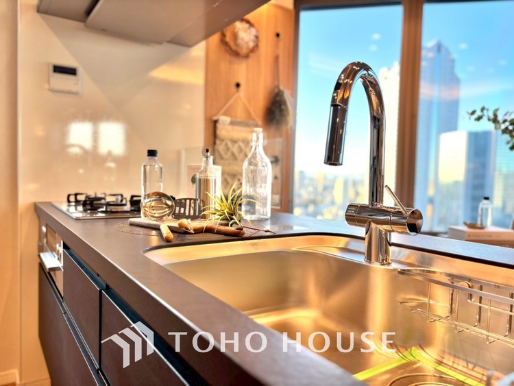 キッチン 手元の収納から、足元の収納までが全てスライド式で、奥のスペースまで有効に活用できます。奥まで上から見渡せるので、たまにしか使わない調理器具もサッと取出せます。