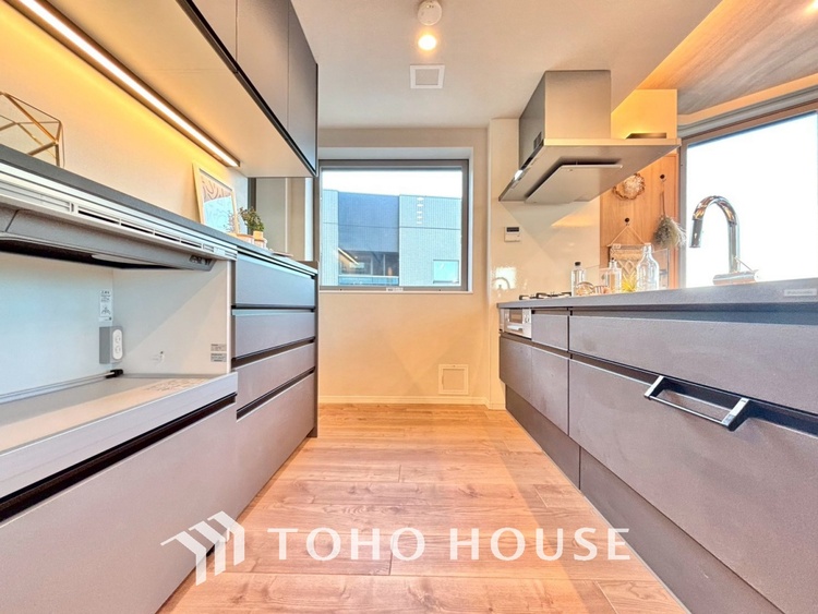 キッチン ◆愛育◆キッチンは家族の絆を育む大切な空間。シンプルで使い易いSystemKitchenで愉しく作る料理は愛情のある美味しいご馳走に。家族で使える広々としたダイニングキッチンです。