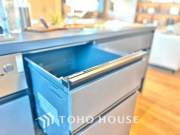 キッチン 毎日料理をする、料理が好き、家族が多くて量を作る必要がある、等の方々にとっては必須の3口コンロ。同時進行で効率アップはもちろん鍋を移動する回数が減り、無駄な動きを軽減することが出来ます。