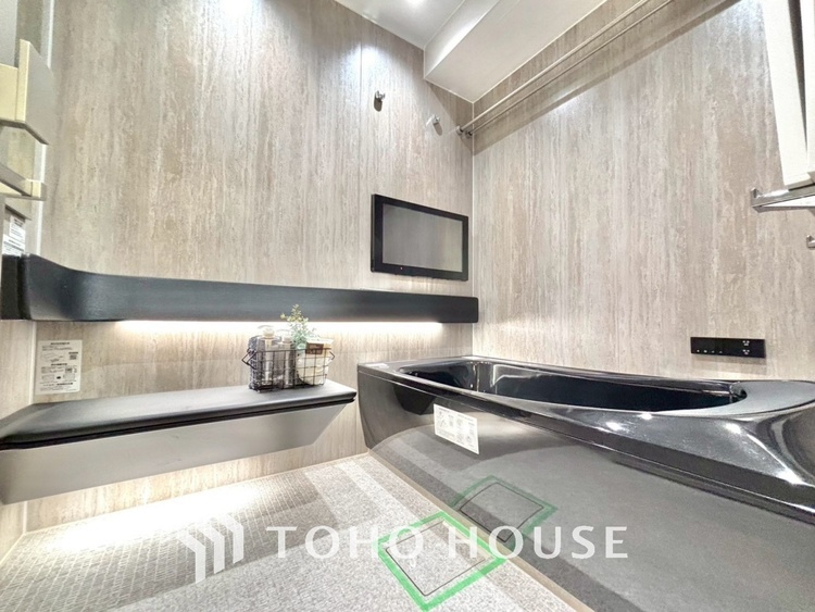 風呂 【浴室】《一日の疲れを落としてくれる場所は、落ち着く場所でなければならない》　高級感溢れるカラーと大きさ・柔らかな曲線で構成された半身浴も楽しめるバスタブが心地よさをもたらします。