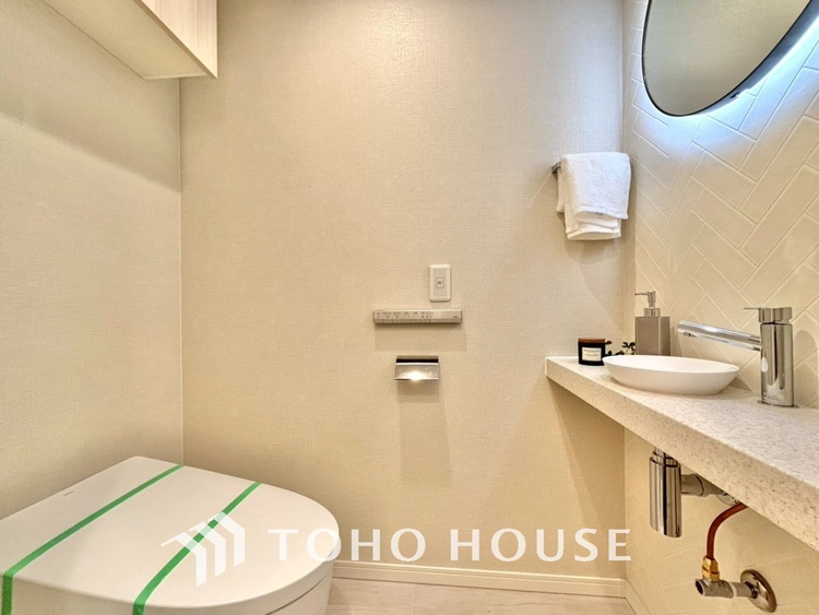 トイレ 清潔感あるホワイト調のクロスと温もり溢れるモダンカラーの床材が見事に調和した本邸宅は、毎日の生活を少しでも快適に過ごして頂ける様に落ち着いた雰囲気作りから行っています。