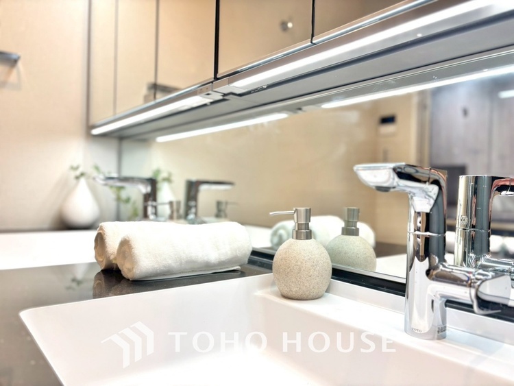 洗面 気持ちの良い朝をつくりだし、夕方には笑顔を取り戻させてくれるミラー。パウダールームはいつでも本来の自分を取り戻せる空間。明るく仕上げてあります。