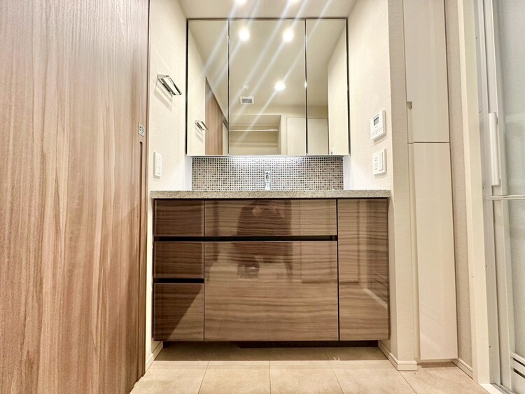 その他 清潔感を感じられる洗面化粧台。