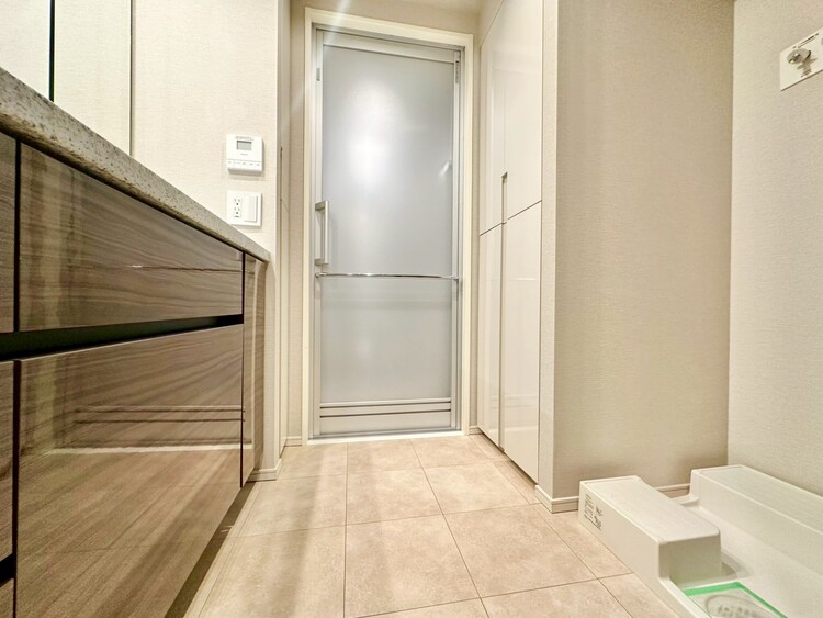 その他 十分な広さの脱衣所。