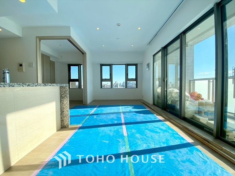 内装 【LIVING】◆眩い◆光が燦々と入り、家族の笑顔を照らす。「いつまでも続いて」と願う夢のような毎日がここにある。