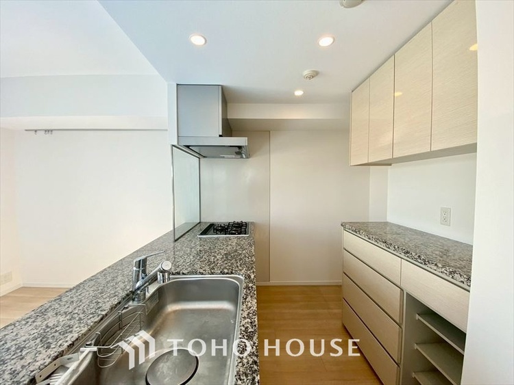 キッチン 【KITCHEN】◆ワクワク◆開放的で機能性も高いシステムキッチン。お子様は毎日のご飯にワクワク！