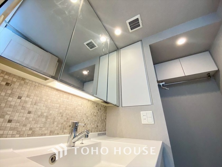 洗面 【WASHROOM】◆快適◆煌びやかな暮らしの中にも忘れたくない快適さ。大きな収納が助けてくれます。