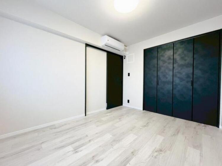 内装 採光を確保した明るい室内は風通しも良く穏やかな時が流れます！様々な生活スタイルにも対応可能な間取り。採光もアクセントの一つとして。この明るい好みの空間で読書をしたり、音楽を聞いたりと一人の時間も充実！