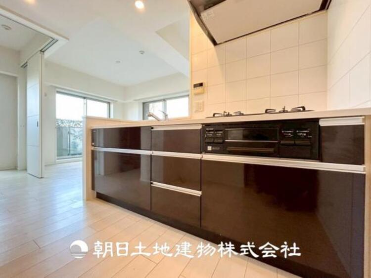 キッチン 【キッチン】住宅の主役でもあり、日常生活を過ごす上で重要な水回りでもあるからこそ機能性・デザイン性に拘りました。お掃除のしやすいシステムキッチンを設置しました。