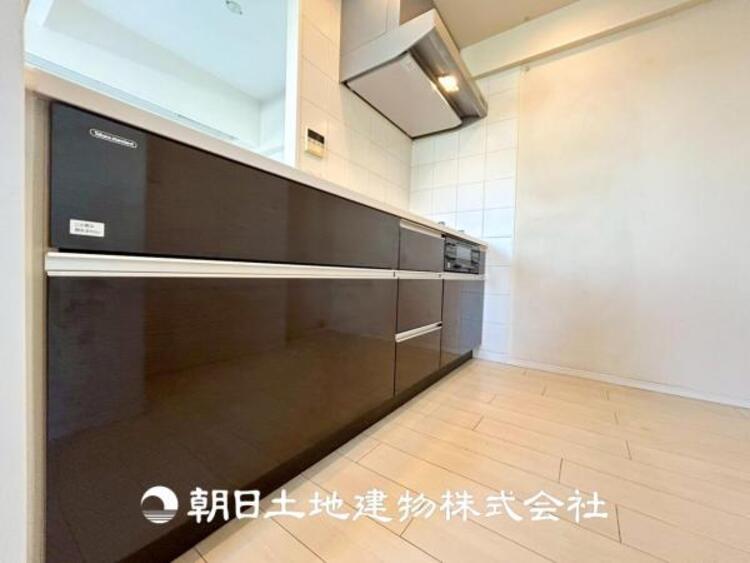 キッチン 【キッチン】仲良しなご夫婦、お子様、みんなでお料理ができる程の贅沢なスペースを実現したキッチンとなっております。