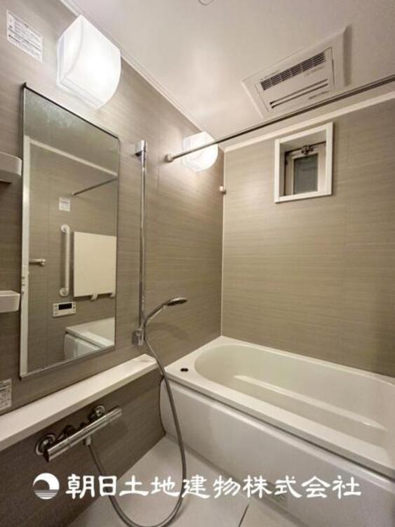 風呂 【浴室】浴室暖房乾燥機付きバスルーム。ゆったり寛げる空間です。