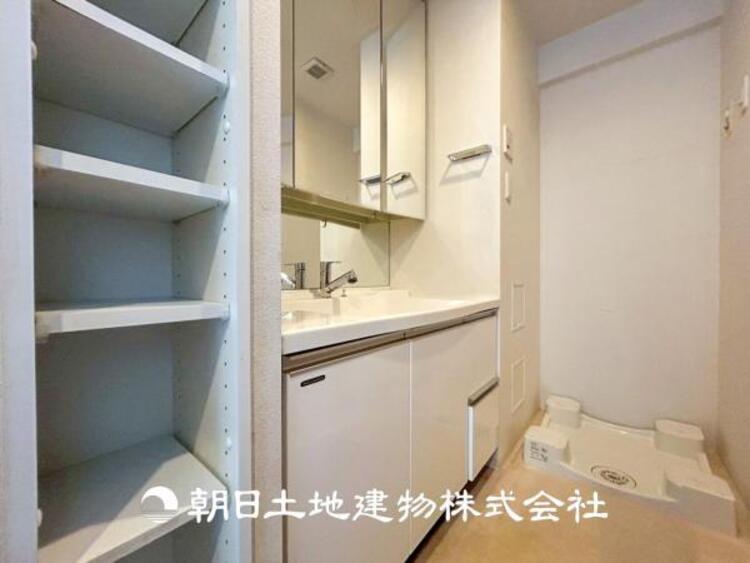 洗面 【洗面化粧台】広々とした洗面化粧台はたっぷり収納もさる事ながら、身だしなみチェックや歯磨きなど、朝の慌ただしい時間でも心に余裕とゆとりを作ってくれます。