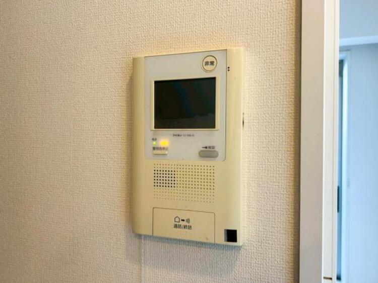 設備 【モニター付きインターホン】訪問者の確認が出来るので、セキュリティ対策にも最適のモニター付きインターホン。