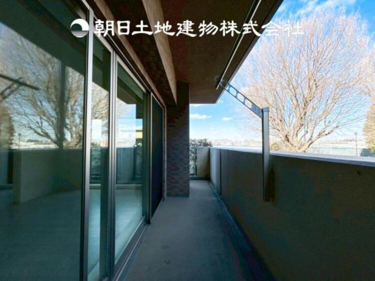 バルコニー 【バルコニー】日々の暮らしの中で当たり前のように光と風を演出してくれるバルコニー、開放的な空間を演出しながら、プライベートも確保してくれる。我が家の自慢のバルコニーです。