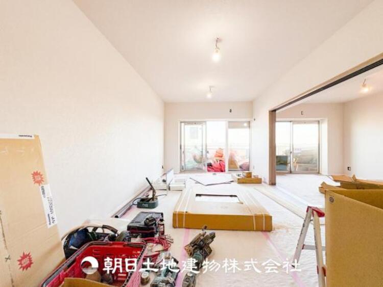 居間 家族や友人との時間など、１番多くの時間を過ごす空間だからこそ落ち着いた空間になります。