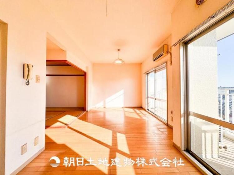 居間 家族や友人との時間など、１番多くの時間を過ごす空間だからこそ落ち着いた空間になります。