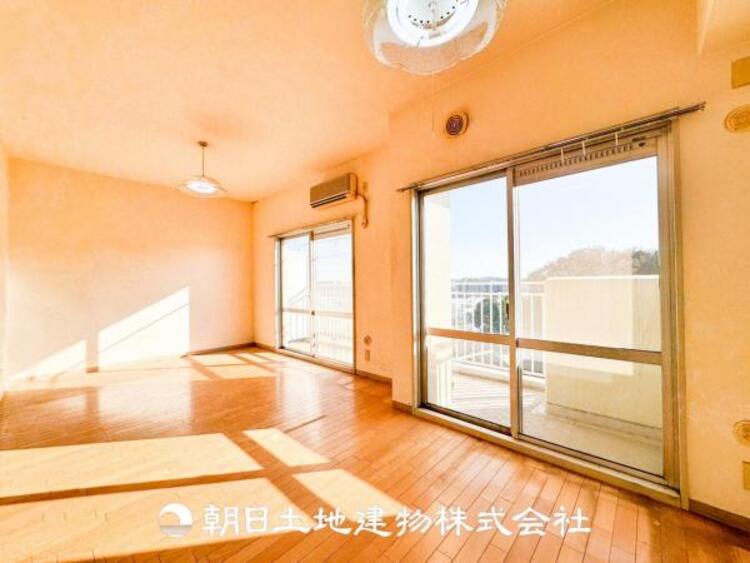 居間 リビングには潤沢な太陽が降り注ぎ、爽やかな住空間を演出しました。