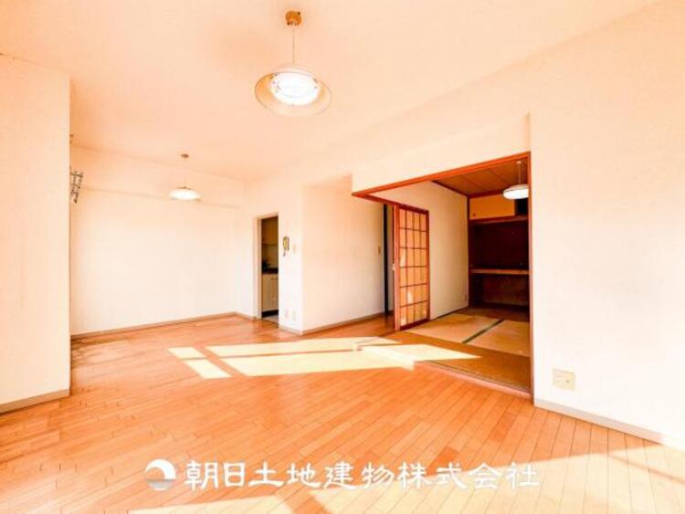 居間 大切なご家族、招いた友人と過ごすひと時を溢れる光が優しく包み込む空間。