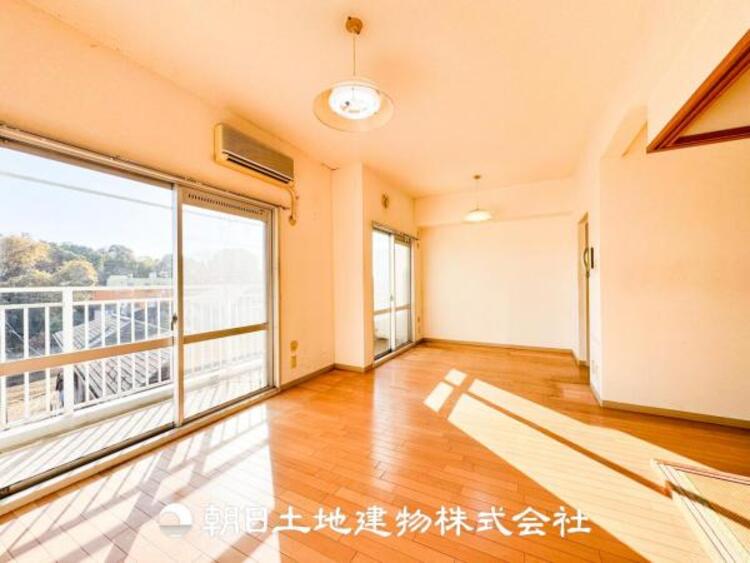 居間 リビングにはみんなが集い、食事や楽しい会話が始まる。