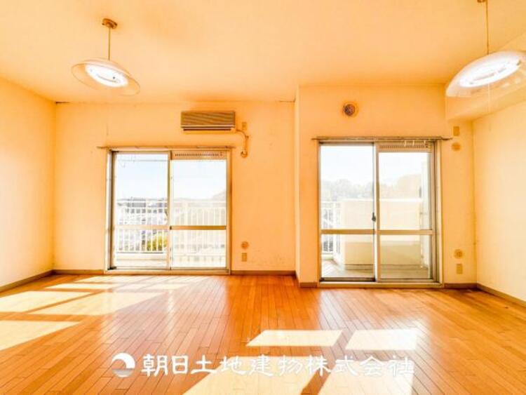 居間 大切なご家族、招いた友人と過ごすひと時を溢れる光が優しく包み込む空間。