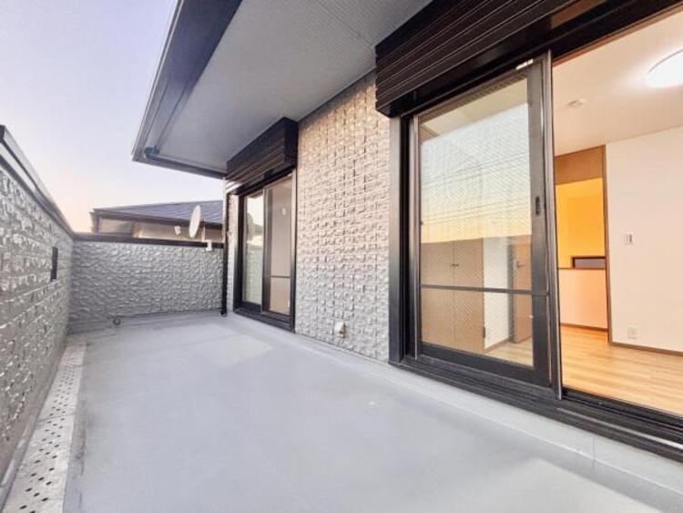 バルコニー 大きな窓があるバルコニー