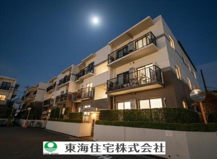 外観 格子タイプの手すり壁は圧迫感が無く、日の光を室内にたっぷり取り込みます。