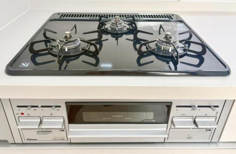 キッチン 三口のガスコンロ