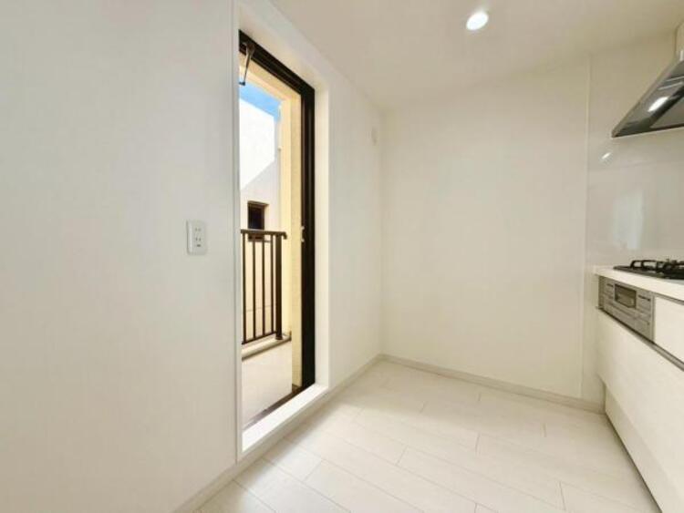 キッチン 勝手口付き