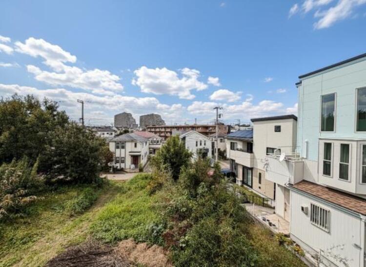 バルコニー 高台の為、見晴らしが良いです。