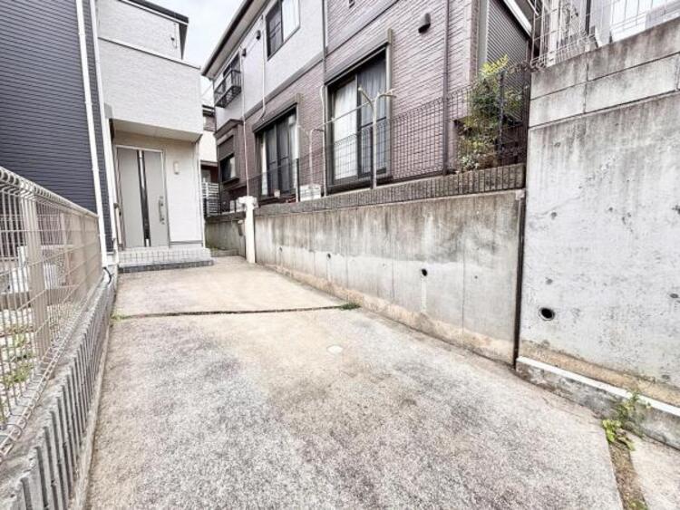 駐車場 縦列ですが、2台は余裕で駐車可能