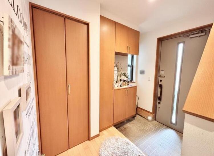 その他 ゆとりある玄関と豊富な収納。