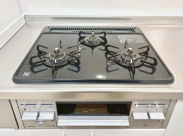 キッチン 三口のガスコンロ