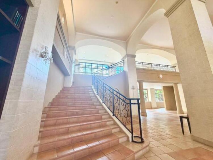 エントランス 高級感のある階段