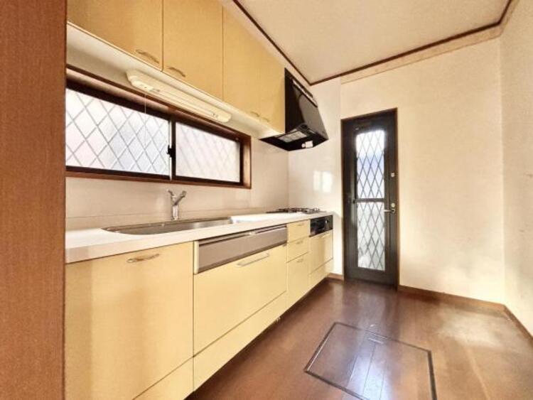 キッチン 陽光差し込む明るいキッチン。勝手口付きで換気もスムーズ。