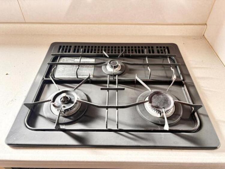 キッチン 三口のガスコンロ
