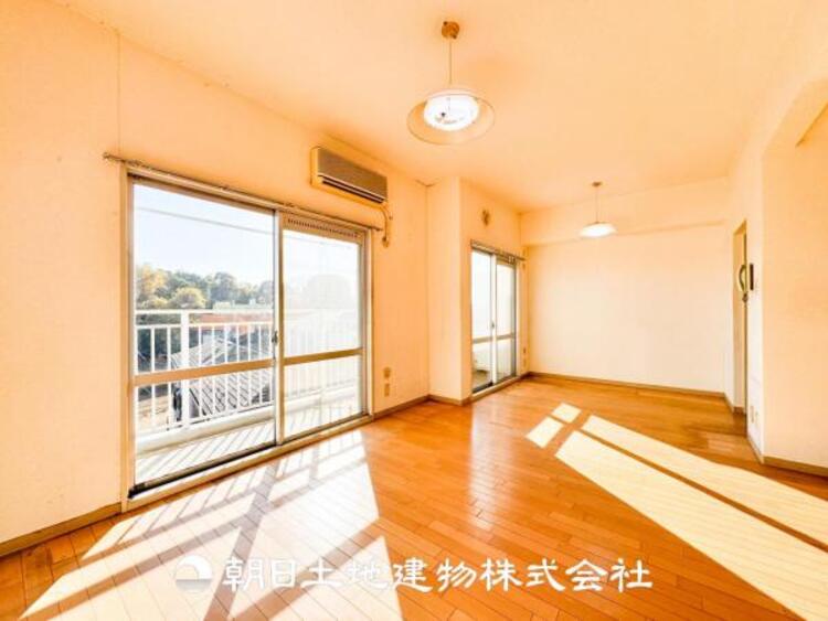 居間 大切な人とともに、心穏やかに過ごすひとときになるリビング。