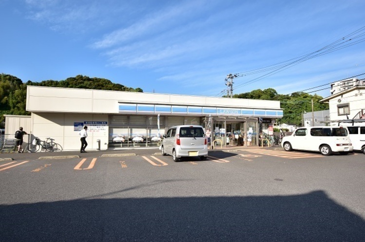 周辺 【ローソン田上インター店】鹿児島市田上7丁目にあるコンビニです。設備・サービス　駐車場あり、ATM、お酒、たばこ、マルチコピー機、イートイン、Wi-Fi等 徒歩 約3分（約180m）