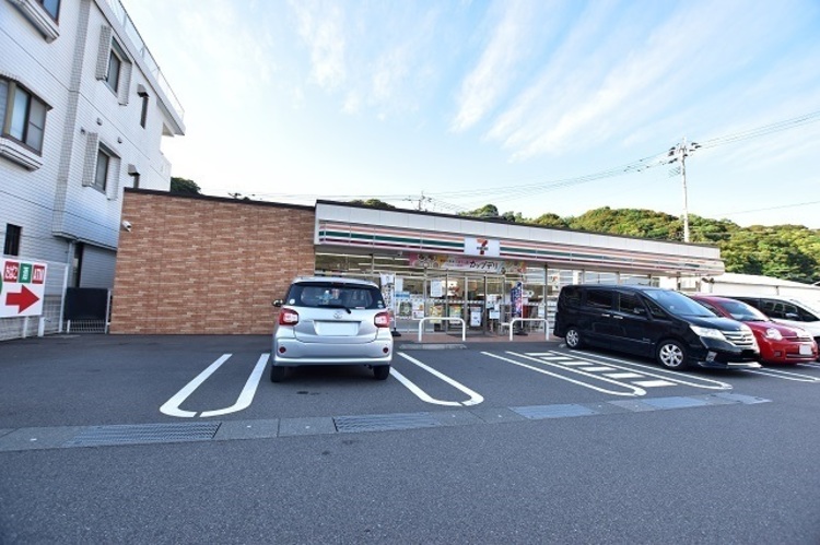 周辺 【セブンイレブン田上7丁目店】鹿児島市田上7丁目にあるコンビニです。設備・サービス　駐車場あり、ATM、マルチコピー機、たばこ、お酒、セブンカフェなど 徒歩 約5分（約370m）