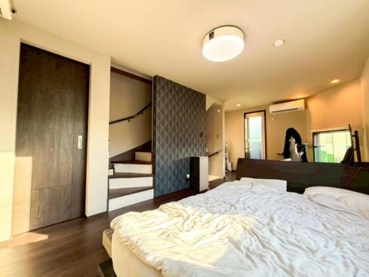 内装 大きなベッドを置いてもゆとりのある空間になっております！