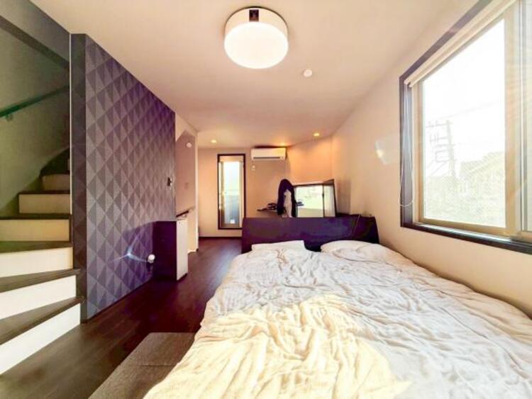 内装 穏やかな寛ぎあじわえるお部屋では有意義な時間がつくれます！大きな窓からと陽光が注がれる明るい空間！光もアクセントの一つとして