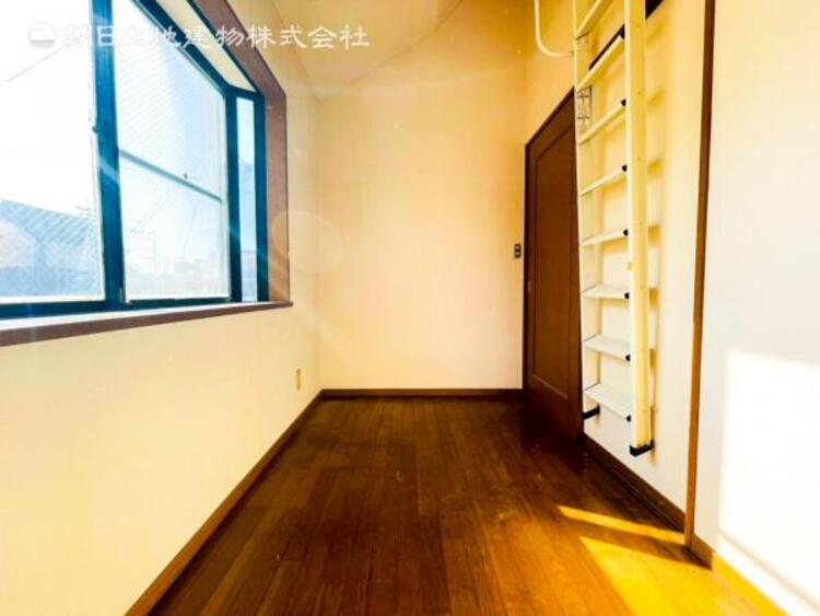 内装 穏やかな寛ぎあじわえるお部屋では有意義な時間がつくれます！大きな窓からと陽光が注がれる明るい空間！光もアクセントの一つとして。一人時間も充実したものにできるプライベートルームは日々を豊かにします！！ 