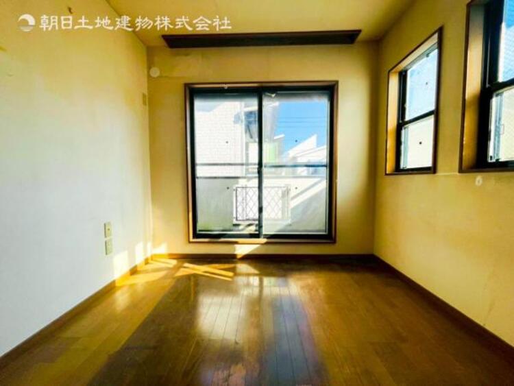 内装 居室はひとり時間を過ごせる安らげるお部屋として活用できます！収納スペースあり！荷物が多くても十分！ベッドや勉強机、テレビなどを置きたい場合におすすめ！！過ごす時間が長くてもゆったり過ごせそうですね！ 