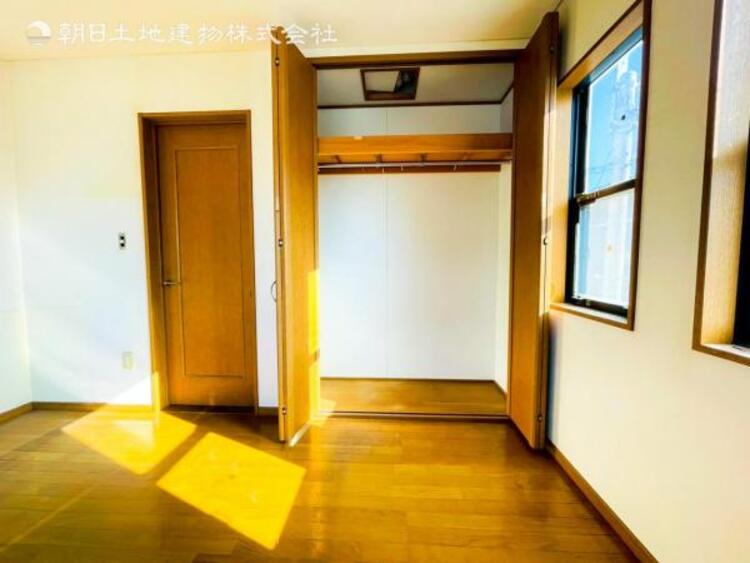 内装 【収納】適材適所に設けた収納は、奥行きもあり多くの物の収納が可能です。扉を閉めるとパッと隠すことができるので、いつでも室内が整理整頓でき気持ちのいい空間として使えます! 