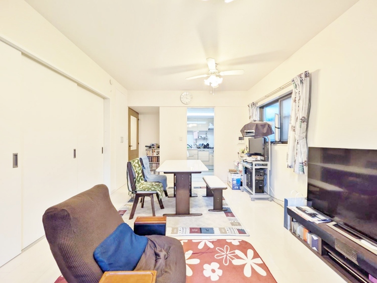 居間 忙しく過ぎゆく日常を置き去るほど、ゆったりした時間が流れるリビング。