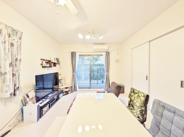 居間 居心地の良い空気感は、暮らしのステージを彩り、心からのやすらぎと満足感を与えてくれます。