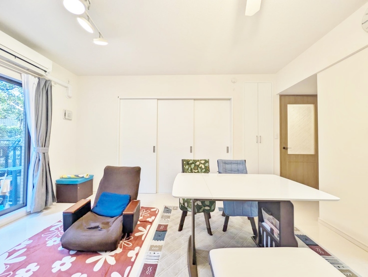 居間 飾り過ぎないシンプルな内装と偏り過ぎないデザインで統一しました。