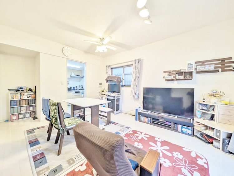 居間 快適に過ごす毎日を求めて、暮らしの中でご自身の「マイホーム」に創り上げてください。