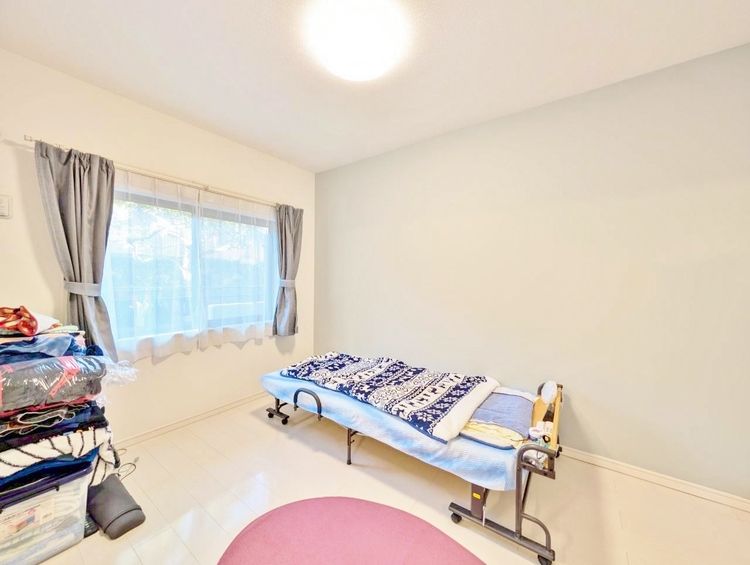 寝室 ベッドも十分に設置するスペースがあります。