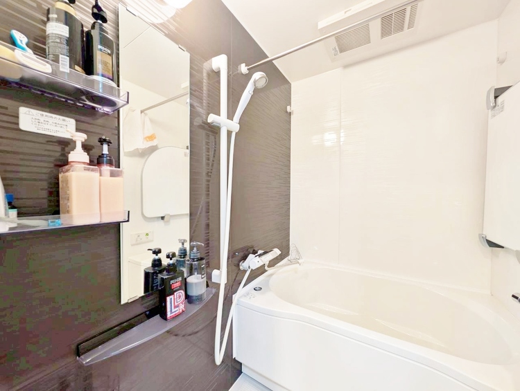 風呂 一日の疲れを癒すバスルームは、心地よいリラックスを叶える清潔感溢れる空間です。