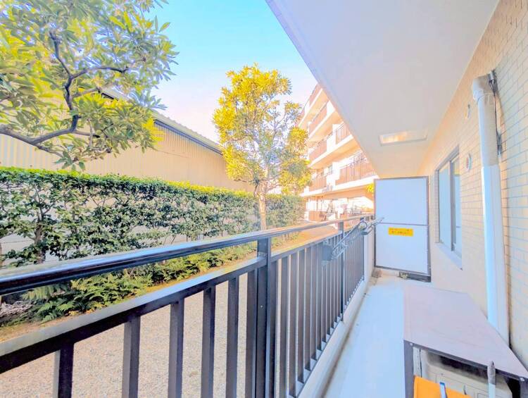 バルコニー 窓を開けると広がる青空。心をリフレッシュして日々を過ごしていきましょう。